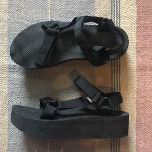 ✨NEW✨Teva Flatforms, size 9